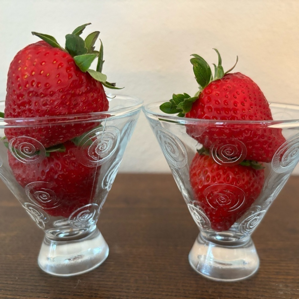 Hpnotiq Exotic Tapered Swirl Logo Clear cocktail Glasses 5 oz
- Set of 2